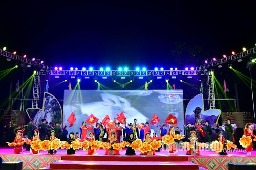 Lâm Bình tổ chức chương trình nghệ thuật 'Lâm Bình vững bước đi lên'