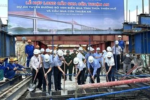 Hợp long cầu qua cửa biển Thuận An