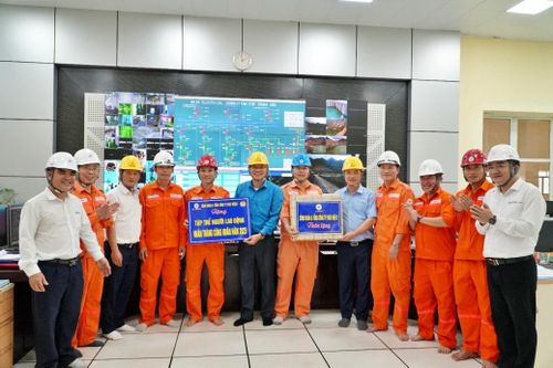 Công đoàn EVNGENCO2 đến thăm và tặng quà cán bộ, công nhân viên, người lao động Thủy điện Trung Sơn