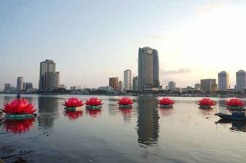 Đà Nẵng: Lễ hạ thủy 7 hoa sen trên sông Hàn