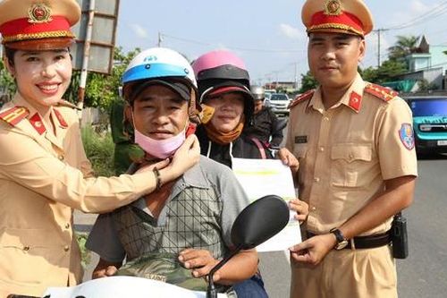 Người dân về nghỉ lễ bất ngờ khi được CSGT tặng mũ bảo hiểm, nước suối