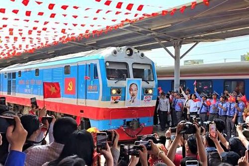 Đoàn tàu Thống Nhất hội ngộ tại ga Đà Nẵng, tái hiện khí thế lịch sử