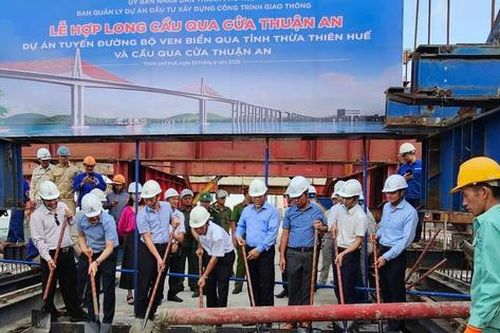 Hợp long cầu vượt cửa biển 2.400 tỷ đồng dài nhất miền Trung