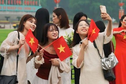 Hà Nội: Người dân, du khách hân hoan đón lễ 30/4 trên khắp phố phường