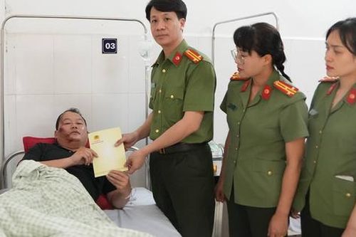 Tạm giữ đối tượng đi xe máy lạng lách, đâm thiếu tá CSGT bị thương