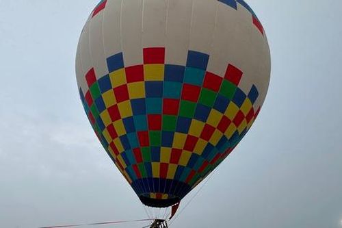 Vĩnh Phúc: Người dân đội mưa xem Festival Khinh khí cầu 2025