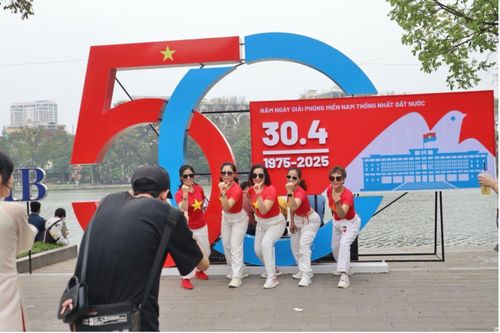 50 năm thống nhất Đất nước- Hà Nội tỏa sắc đỏ mừng ngày giải phóng