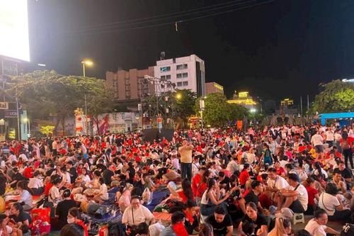 Người dân đổ về trung tâm trước giờ diễn ra Lễ kỷ niệm