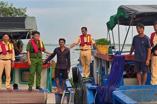 Bắt quả tang 9 đối tượng khai thác trái phép cát trên sông Hậu