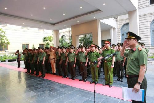 Công an Thủ đô dâng hương tưởng niệm các anh hùng, liệt sĩ trong ngày Đại lễ 30/4