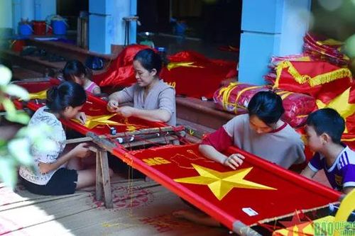 Ngôi làng chuyên may cờ Tổ quốc