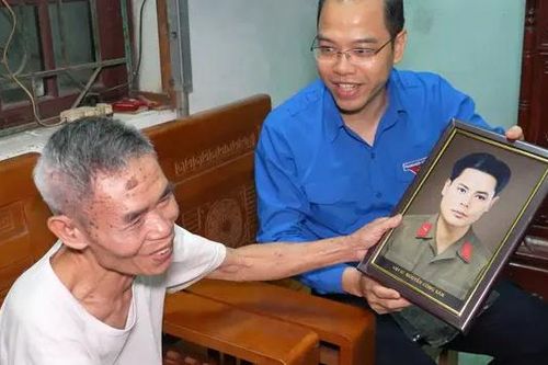 Thanh niên Hà Nội phục dựng di ảnh liệt sĩ