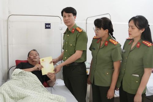 Lãnh đạo Công an tỉnh thăm, động viên cán bộ bị thương khi làm nhiệm vụ