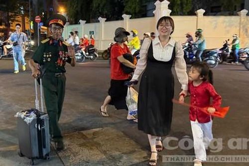 Người dân không ngủ, Thành phố háo hức chờ đón Lễ Kỷ niệm 50 năm thống nhất đất nước