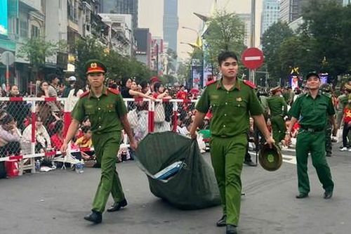 Những hình đẹp của người dân TPHCM sau Lễ kỷ niệm 50 thống nhất đất nước
