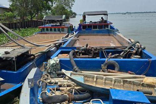 Phát hiện nhóm đối tượng hút trái phép cát, bùn từ ao nuôi cá ven sông Hậu