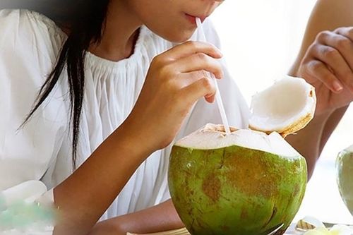 Nắng nóng có nên dùng nước dừa thay nước lọc?