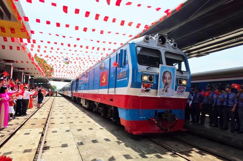 Xúc động khoảnh khắc hai đoàn tàu Thống Nhất gặp nhau tại Đà Nẵng