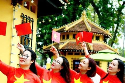 Phụ nữ Hà Nội rạng rỡ mừng 50 năm Bắc Nam một nhà