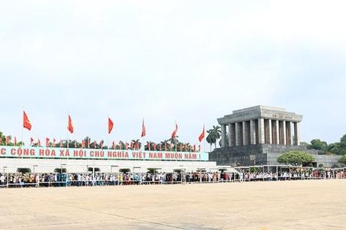 Dòng người xếp hàng vào Lăng viếng Chủ tịch Hồ Chí Minh trong ngày 30-4