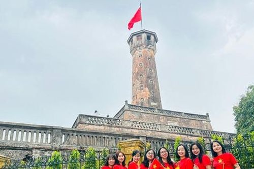Các điểm di tích, du lịch Hà Nội đông kín khách vui chơi mừng Ngày Thống nhất đất nước