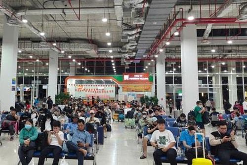 TP Hồ Chí Minh: Nhiều tuyến đường ùn ứ, bến xe, sân bay đông đúc