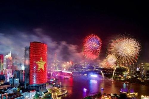 Mãn nhãn màn pháo hoa mừng 50 năm thống nhất đất nước tại TP Hồ Chí Minh