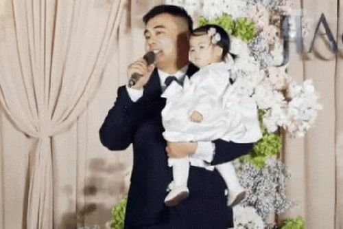 Người đàn ông bế con gái đến hát trong đám cưới của người yêu cũ: Nhiều câu chuyện 'có thật' được hé lộ