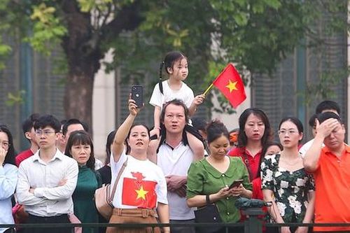 Người dân dậy từ sáng sớm đến thăm Lăng Bác ngày 30/4