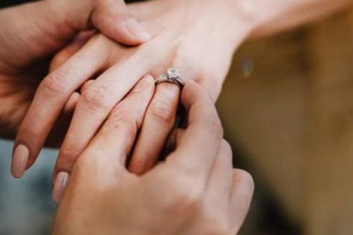 Cặp vợ chồng bị chỉ trích vì tổ chức đám cưới 'tiết kiệm nhất có thể'