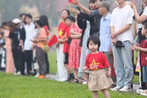 Hàng nghìn người dân đến Lăng Bác từ 4 giờ sáng chờ dự lễ chào cờ ngày 30/4