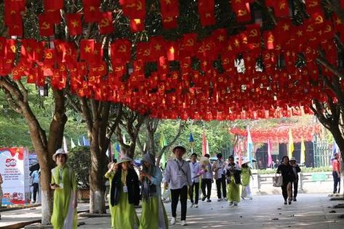 Hàng ngàn người dân về thăm Quê Bác ngày đầu nghỉ lễ