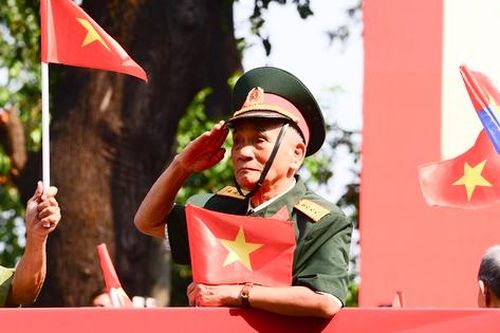 Những chứng nhân lịch sử rạng ngời trong đoàn xe diễu hành