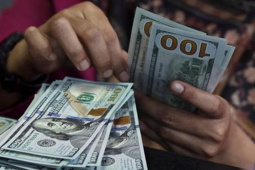 'Người được, kẻ mất' giữa cơn bão giá USD