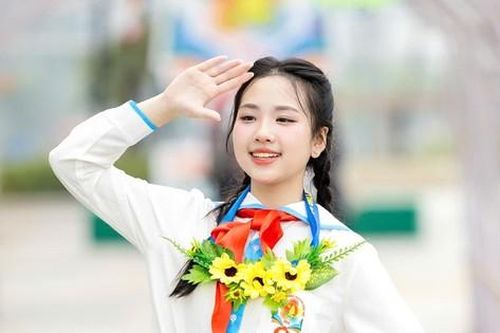 'In tư' nữ sinh THCS Ngô Sĩ Liên - MC Đại hội Cháu ngoan Bác Hồ TP Hà Nội 2025