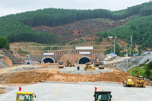Quảng Ngãi: Đào thông nhánh phải hầm dài nhất trên tuyến cao tốc Bắc-Nam