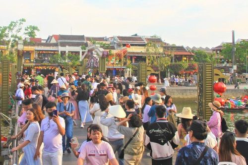 Đông đảo du khách tham quan phố cổ Hội An dịp lễ 30-4 và 1-5