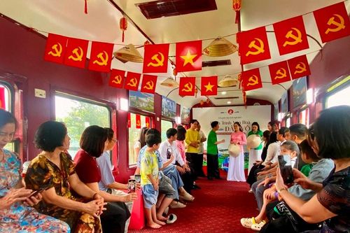 Lần đầu tiên trải nghiệm chuyến tàu 'Hành trình văn hóa - Về miền đất võ' tại Bình Định