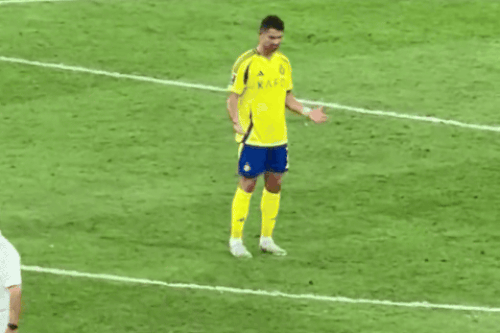 Hành động lạ của Ronaldo sau thất bại