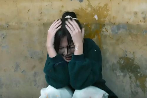 Đằng sau cảnh Ngọc Huyền bị ném 100 quả trứng vào người