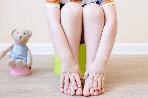 Vì sao trẻ ăn nhiều rau, uống đủ nước nhưng vẫn táo bón?