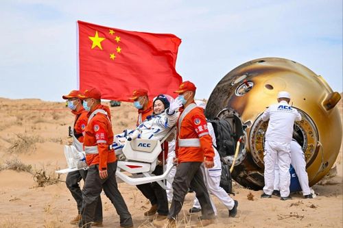 Ba phi hành gia Trung Quốc hạ cánh an toàn sau 6 tháng ngoài vũ trụ