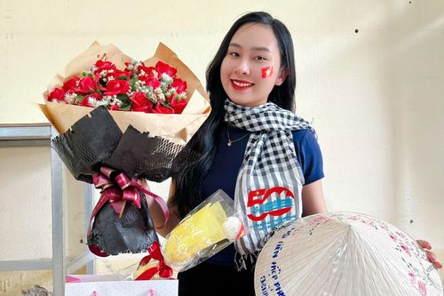 Thư tay, nón lá, bánh kẹo theo chiến sĩ diễu binh về đơn vị sau 30/4