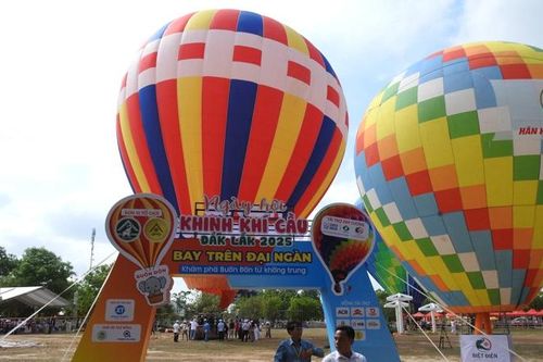'Bay giữa đại ngàn'- đặc sắc ngày hội khinh khí cầu Đắk Lắk