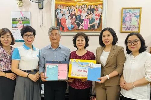 Các cấp hội phụ nữ Hà Nội tặng hàng nghìn suất quà trong dịp kỷ niệm Giải phóng miền Nam