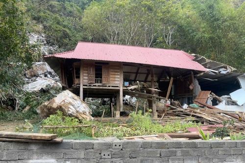Hơn hai tháng sống tạm, người dân thôn Cả chưa dám về nhà