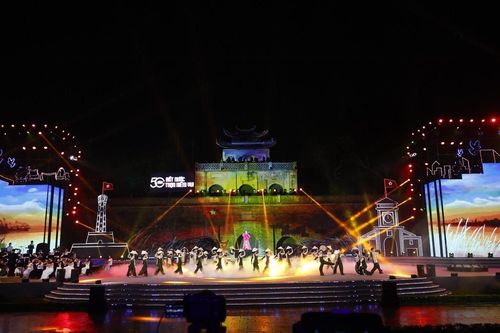 Khán giả xúc động ôn lại khoảnh khắc lịch sử của dân tộc tại '50 năm đất nước trọn niềm vui'