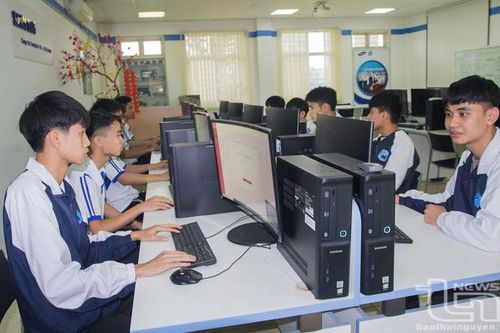 Bình dân học vụ số: Xây dựng các quy định, hướng dẫn, chương trình phổ cập kỹ năng số