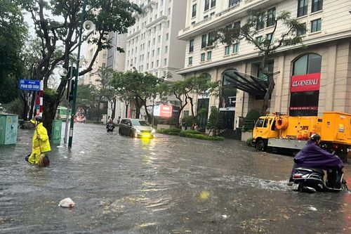 Hà Nội xuất hiện nhiều điểm ngập cục bộ sau trận mưa lớn đầu ngày