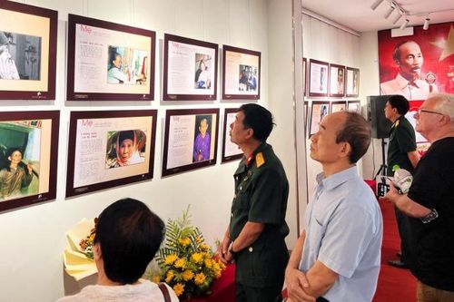 Triển lãm ảnh tri ân những người mẹ Việt Nam huyền thoại
